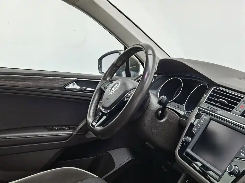 Volkswagen Tiguan L — миниатюра 22