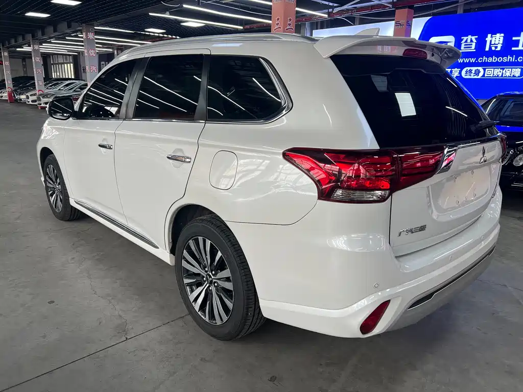 Mitsubishi Outlander 2021 2.4L 7 мест