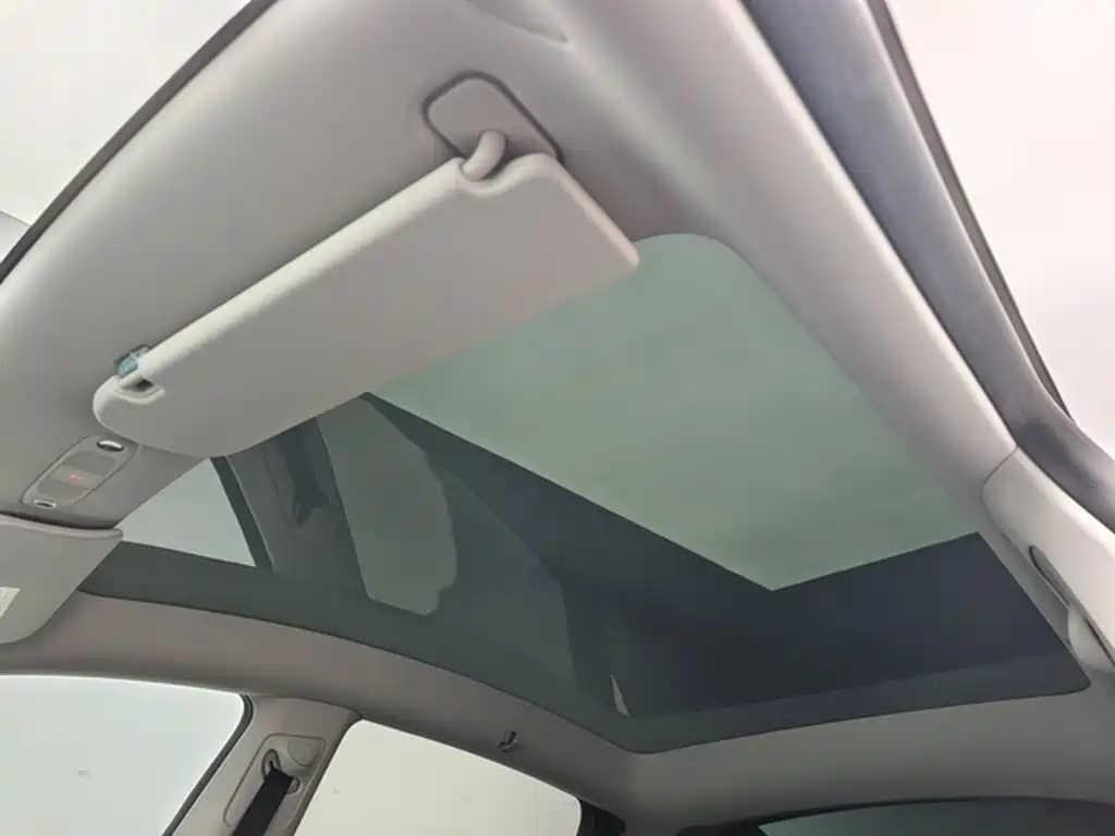 Tesla Model Y — миниатюра 13