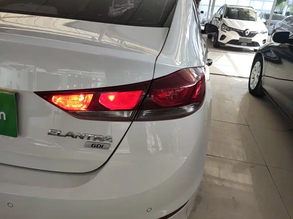 Hyundai Elantra — миниатюра 8