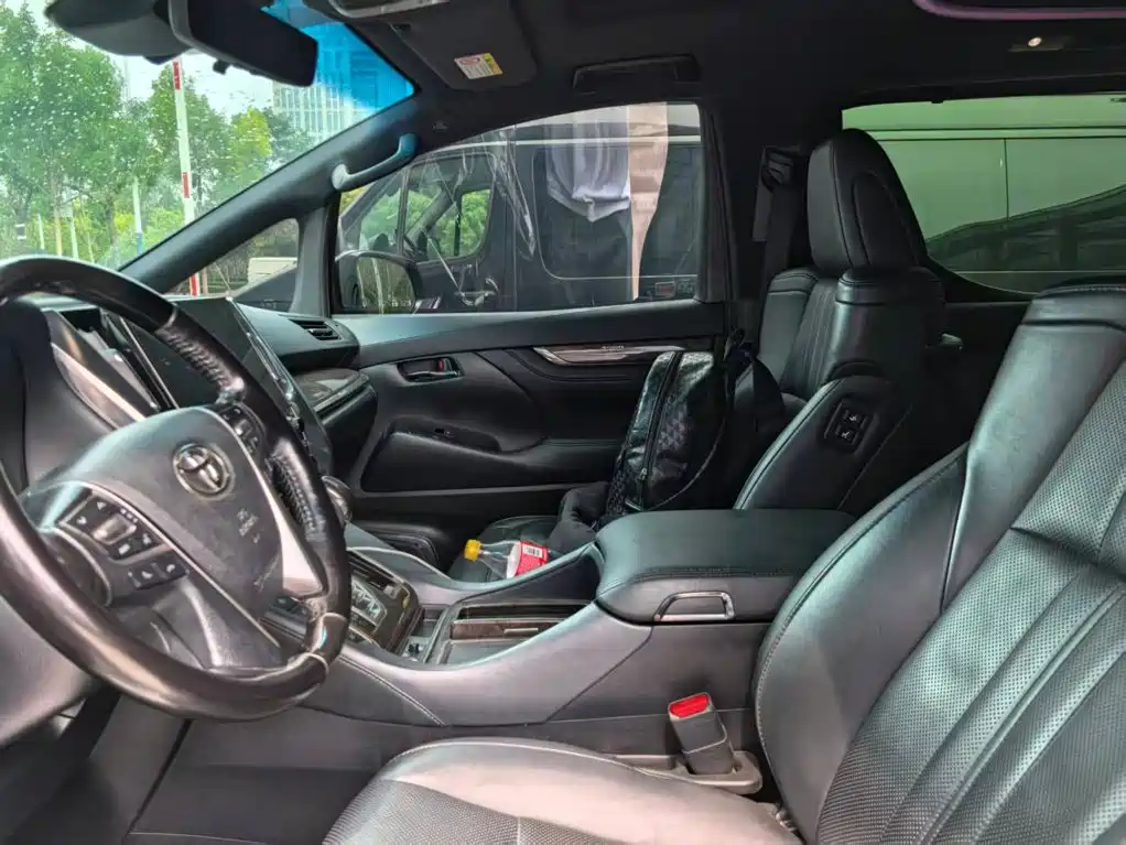 Toyota Alphard — миниатюра 6