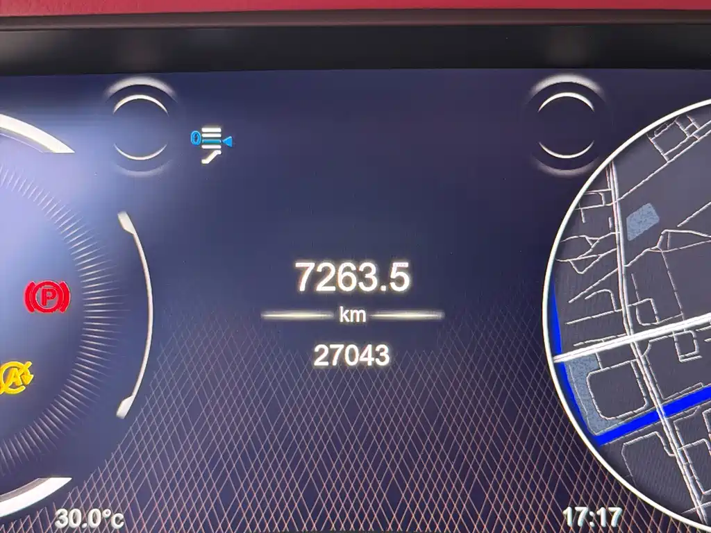 Aston Martin DBX — миниатюра 18