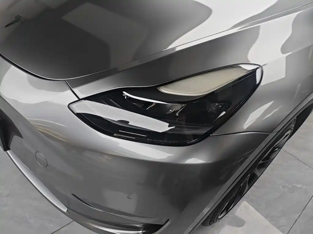 Tesla Model Y — миниатюра 24