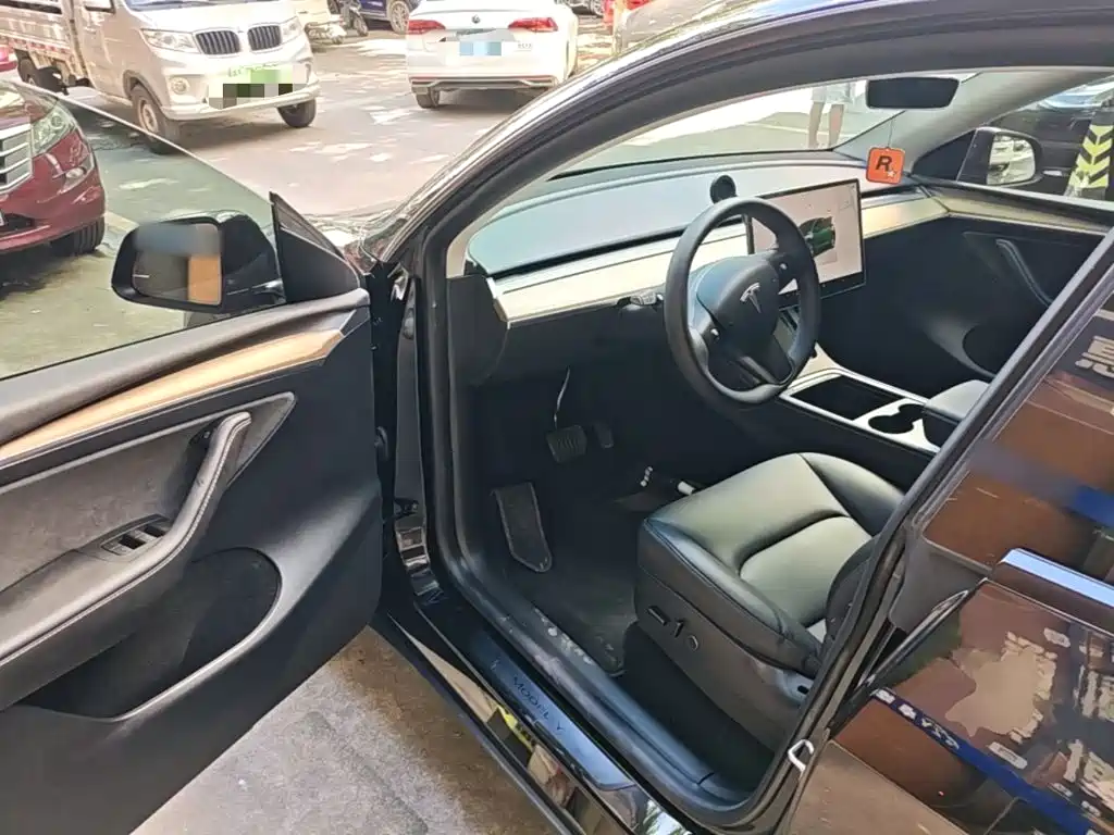 Tesla Model Y — миниатюра 16