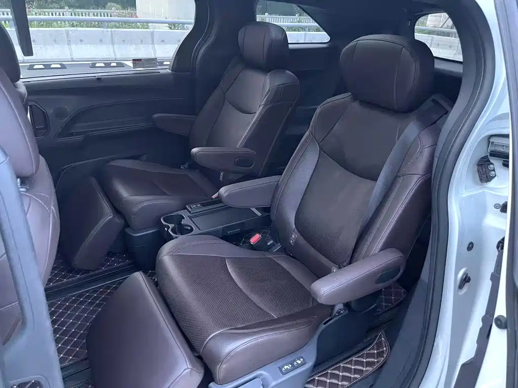 Toyota Sienna 2023 2.5L