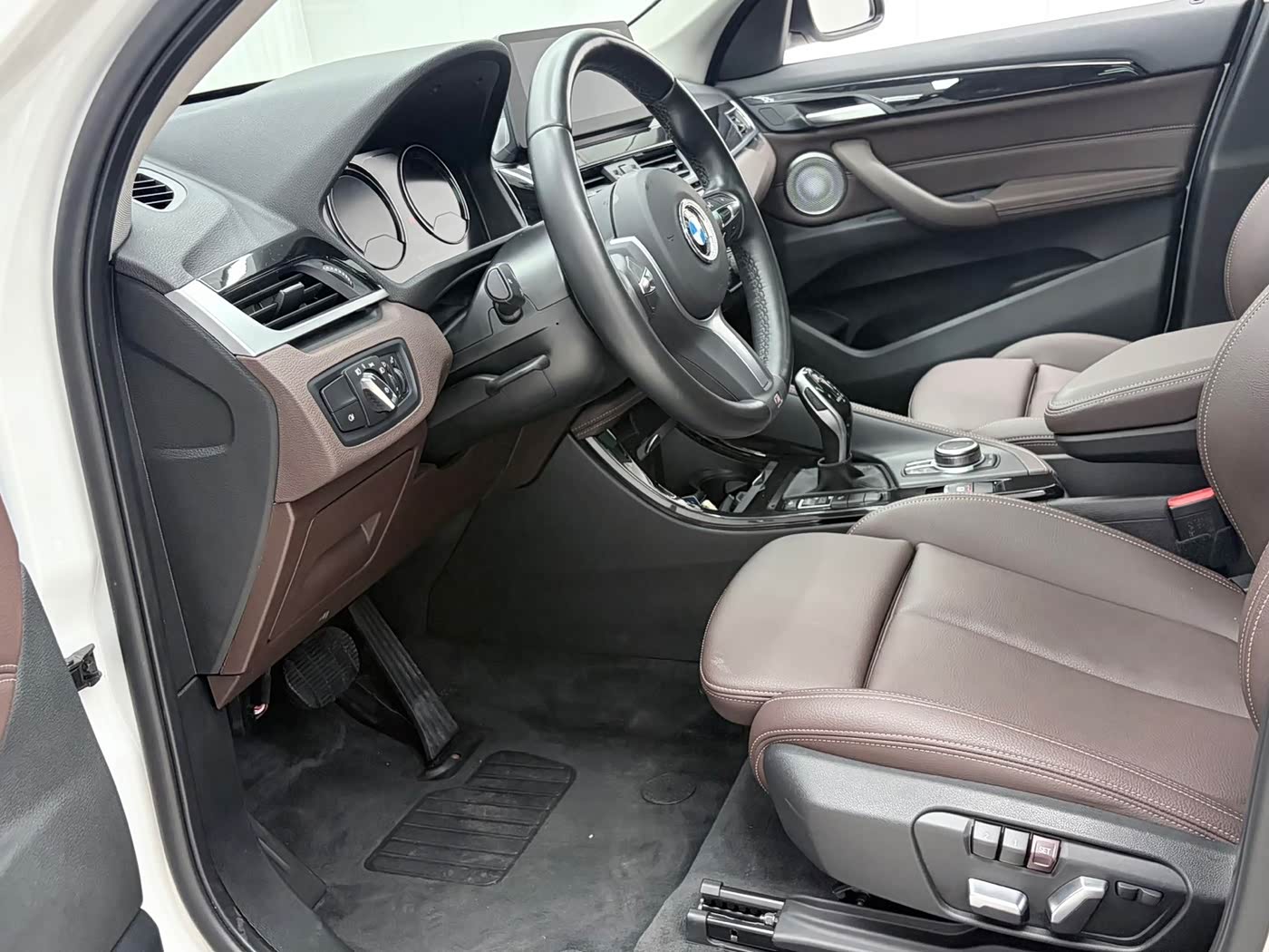 BMW X1 1.5 л 2022 г. Белый, пробег 50000 км