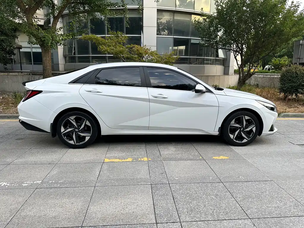 Hyundai Elantra — миниатюра 10
