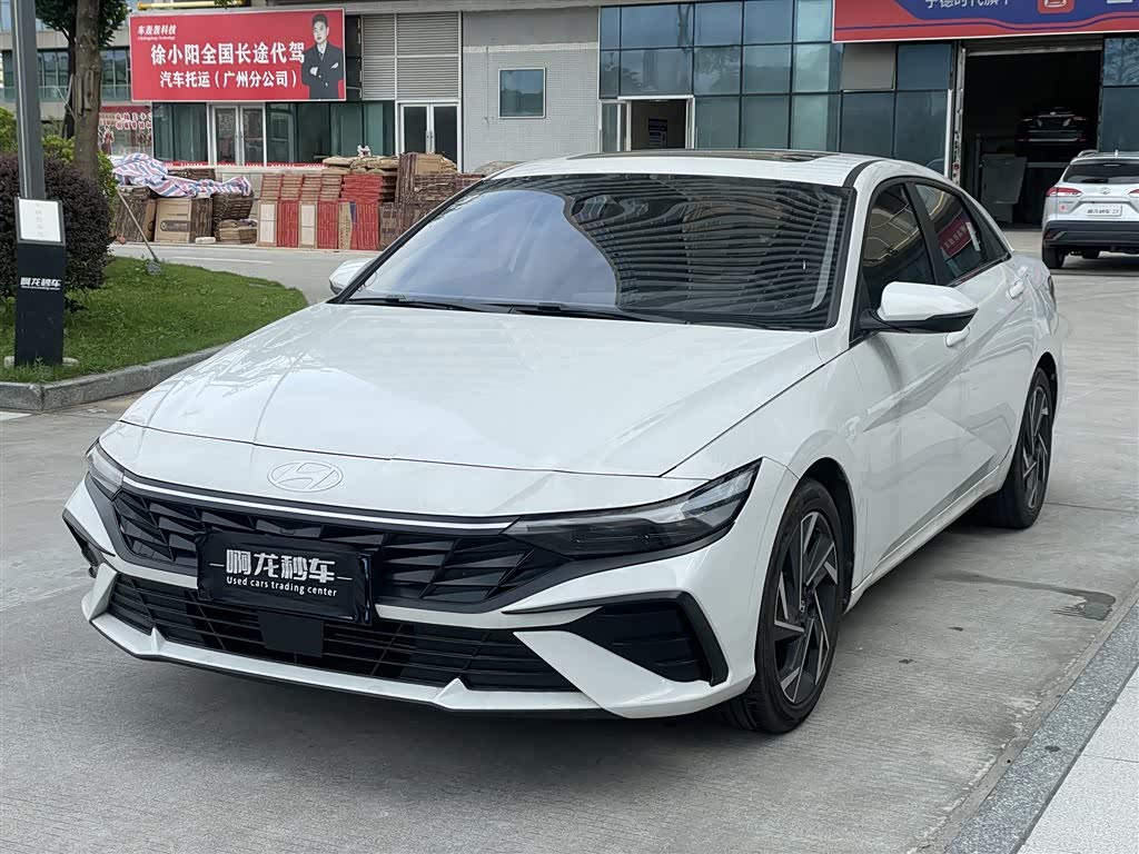 Hyundai Elantra 1.5 л 2025 г. Белый, пробег 13000 км