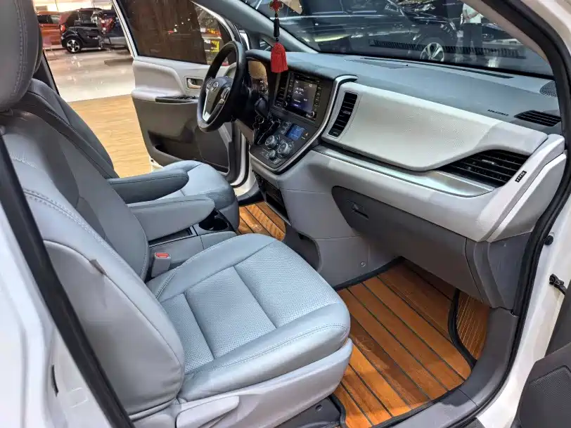 Toyota Sienna — миниатюра 6