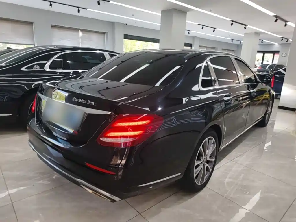 Mercedes-Benz E-Class — миниатюра 7