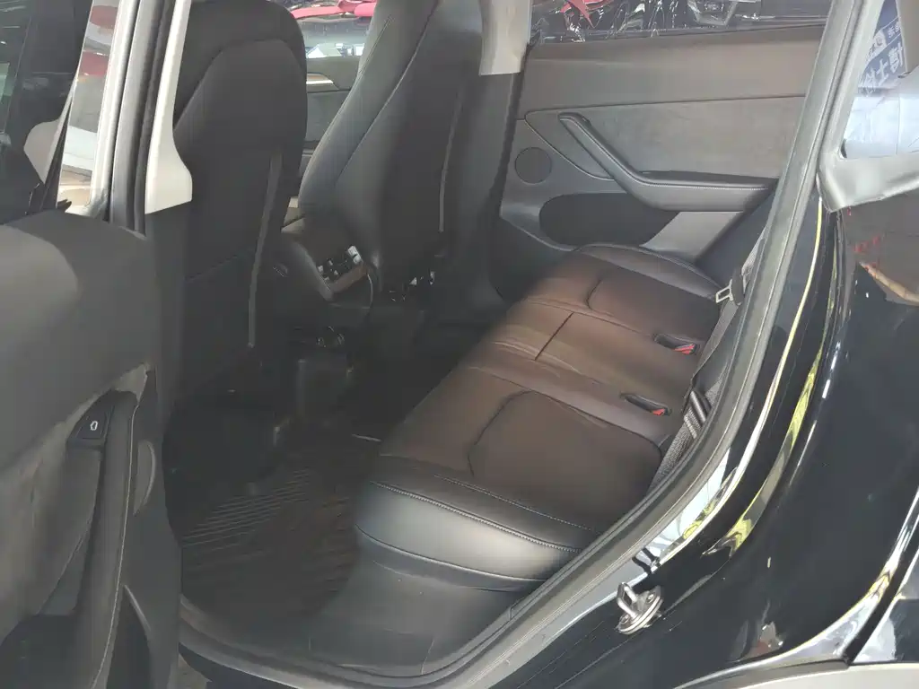 Tesla Model Y — миниатюра 8