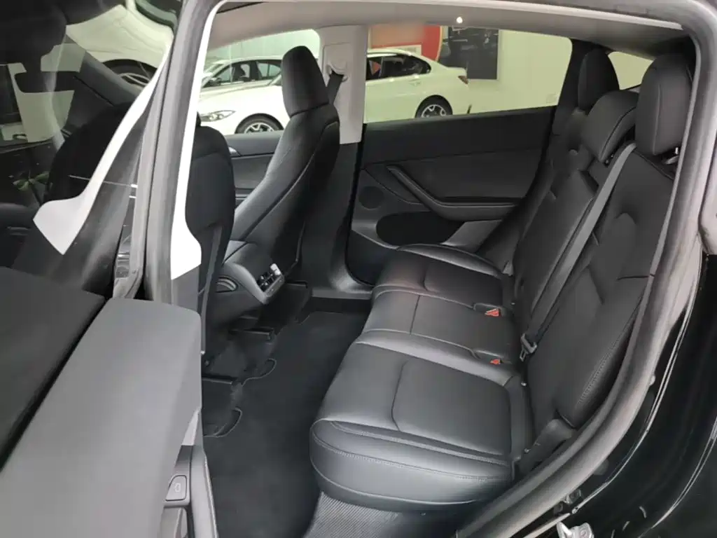 Tesla Model Y — миниатюра 17
