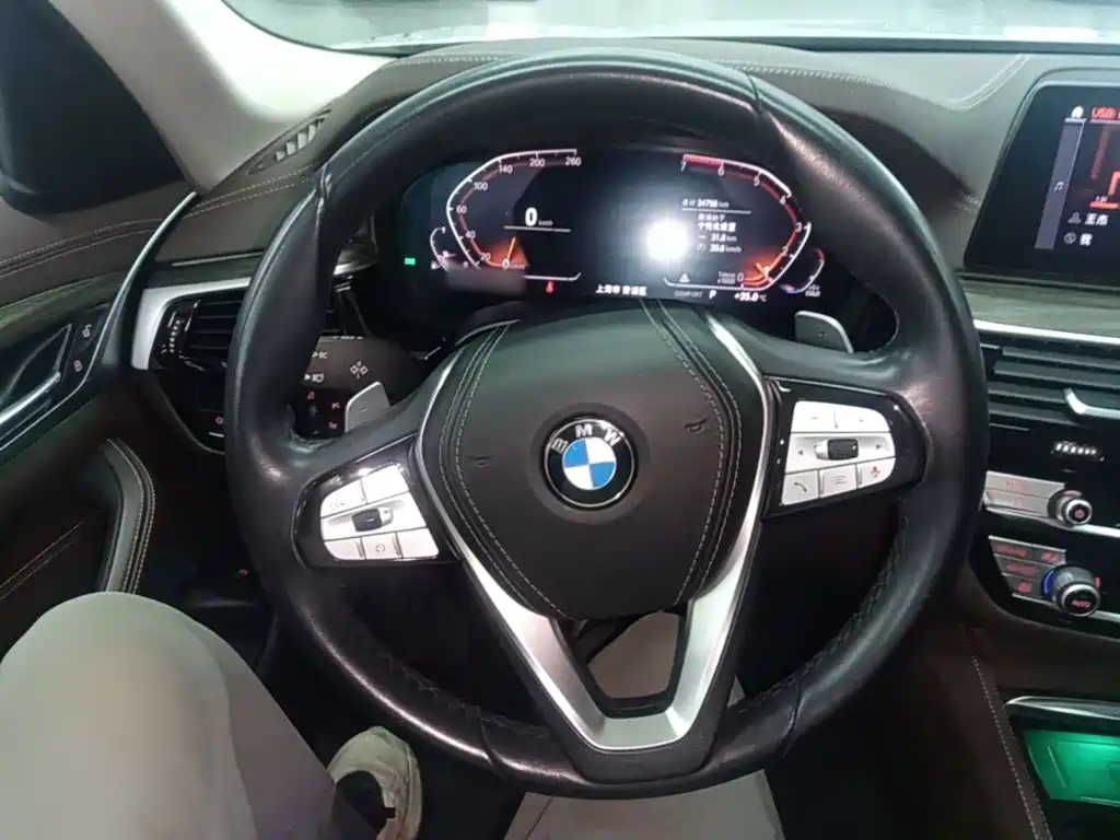 BMW 5 Series — миниатюра 11