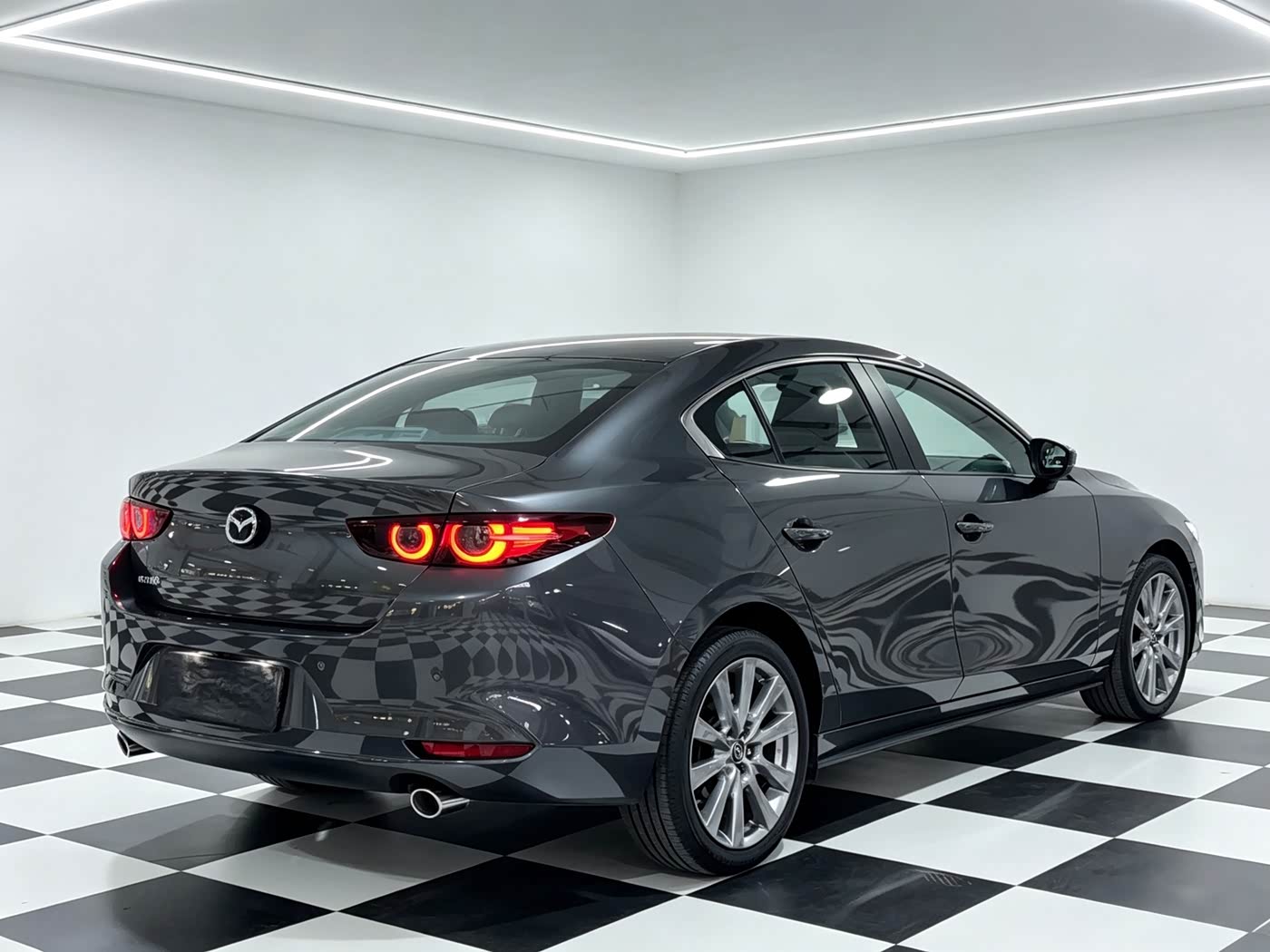 Mazda Mazda3 Axela 2.0 л 2023 г. Серебристо-серый, пробег 44000 км