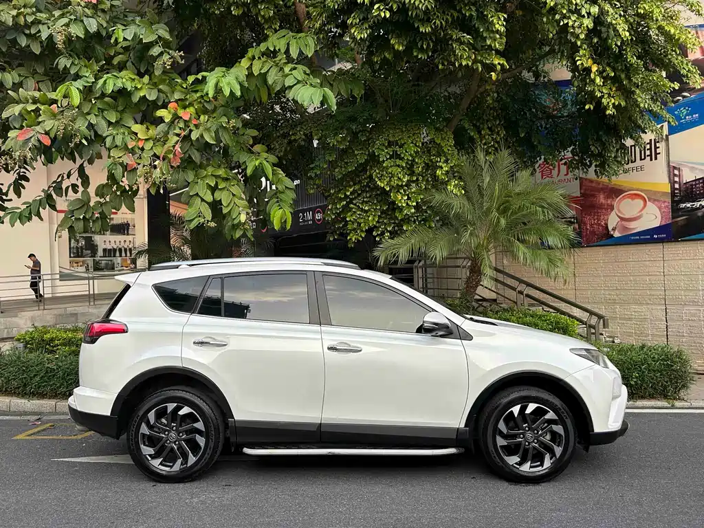 Toyota RAV4 — миниатюра 12