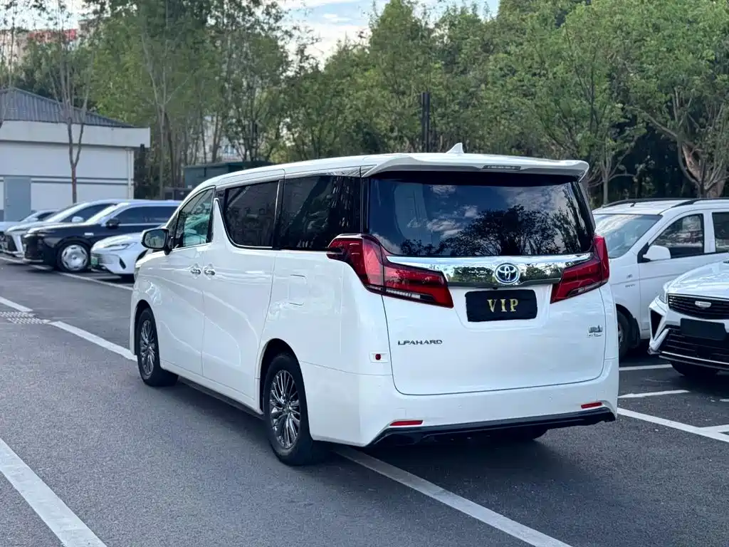 Toyota Alphard — миниатюра 6