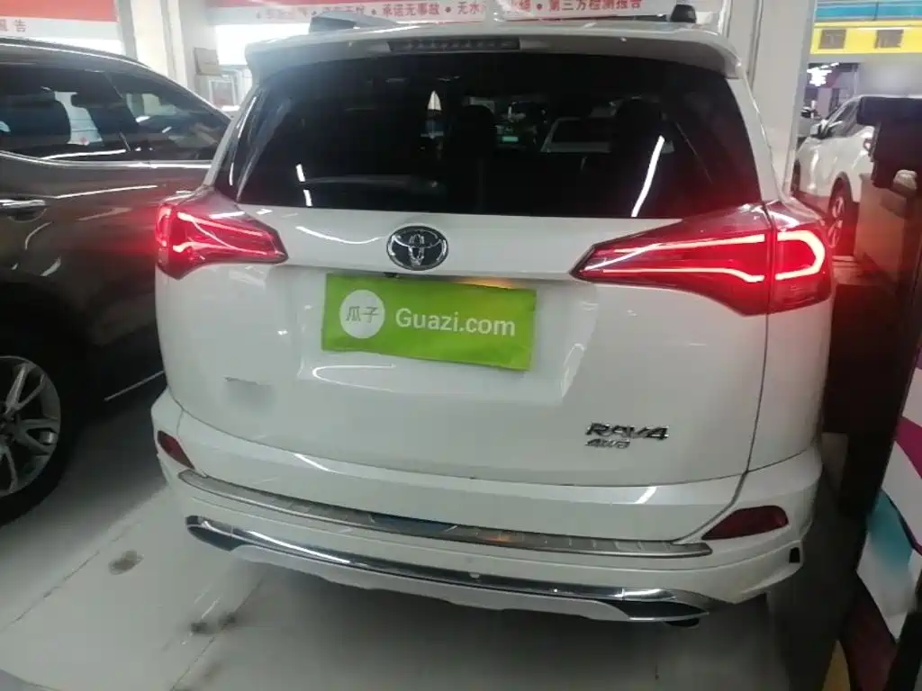 Toyota RAV4 — миниатюра 6