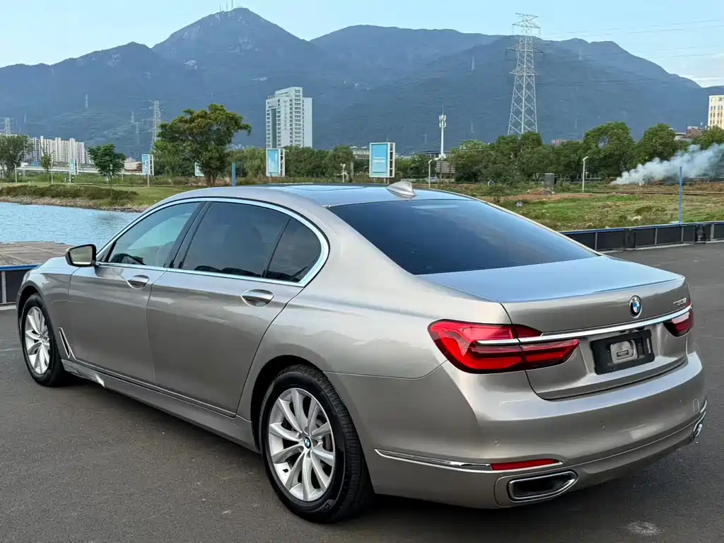 BMW 7 Series — миниатюра 9