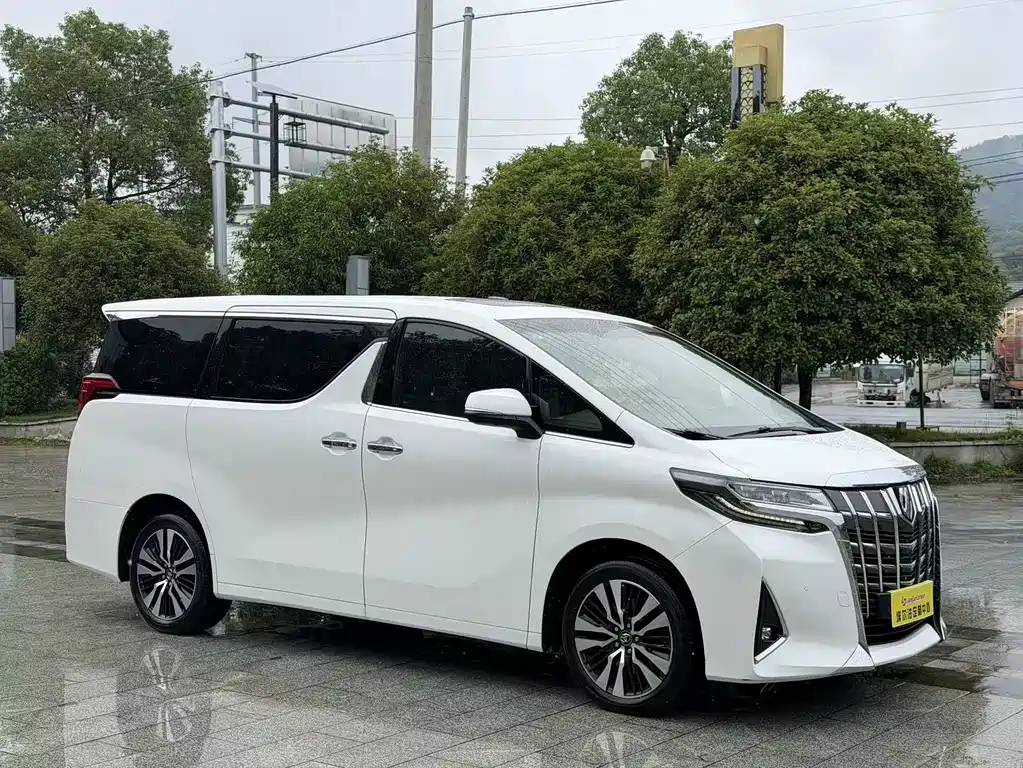 Toyota Alphard — миниатюра 3