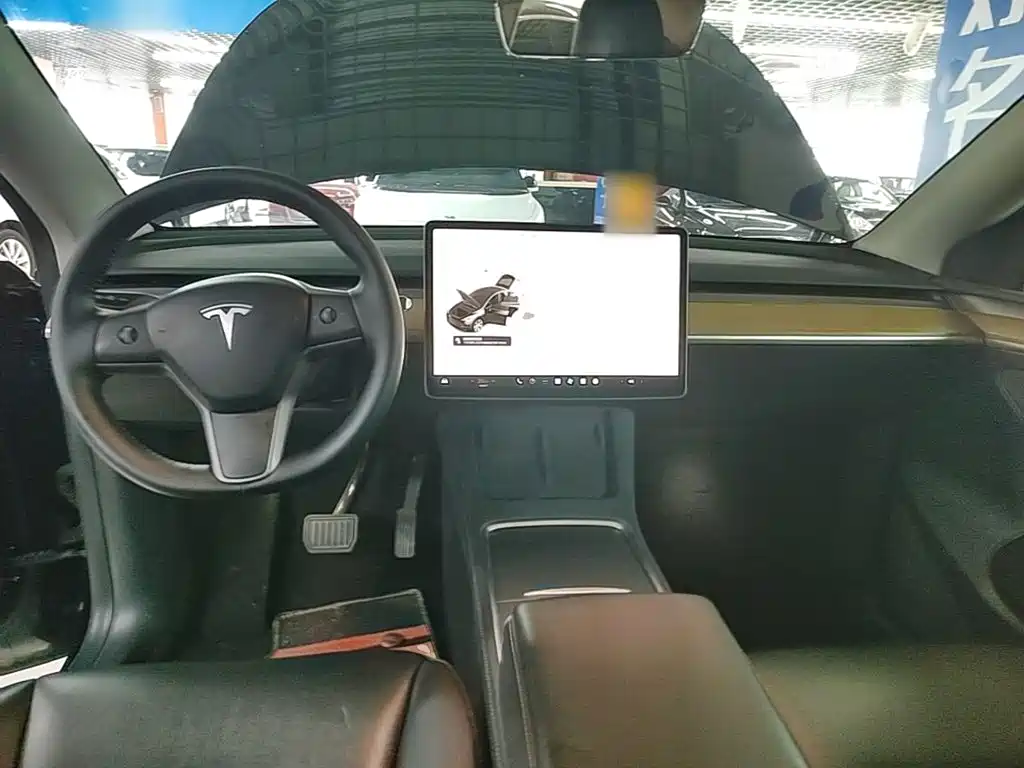 Tesla Model Y — миниатюра 10