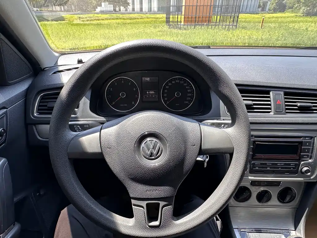 Volkswagen Lavida 2015 1.6L MT