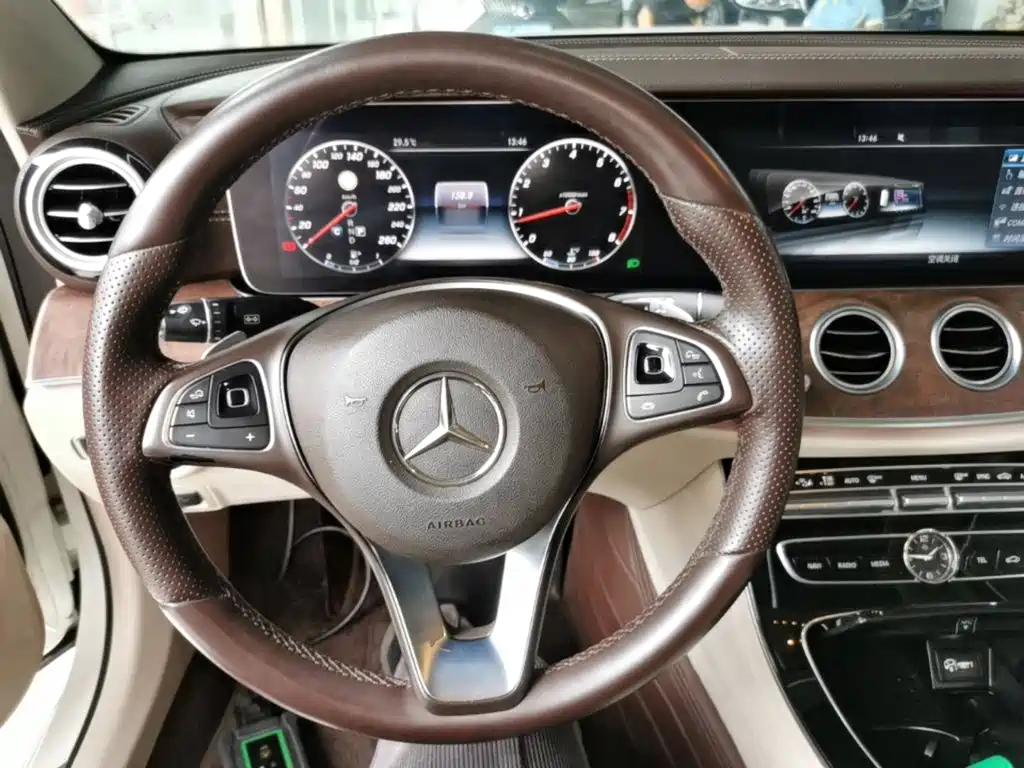 Mercedes-Benz E-Class — миниатюра 11