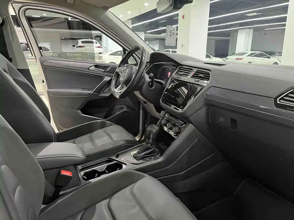 Volkswagen Tiguan L L 2021 330TSI AT Smart