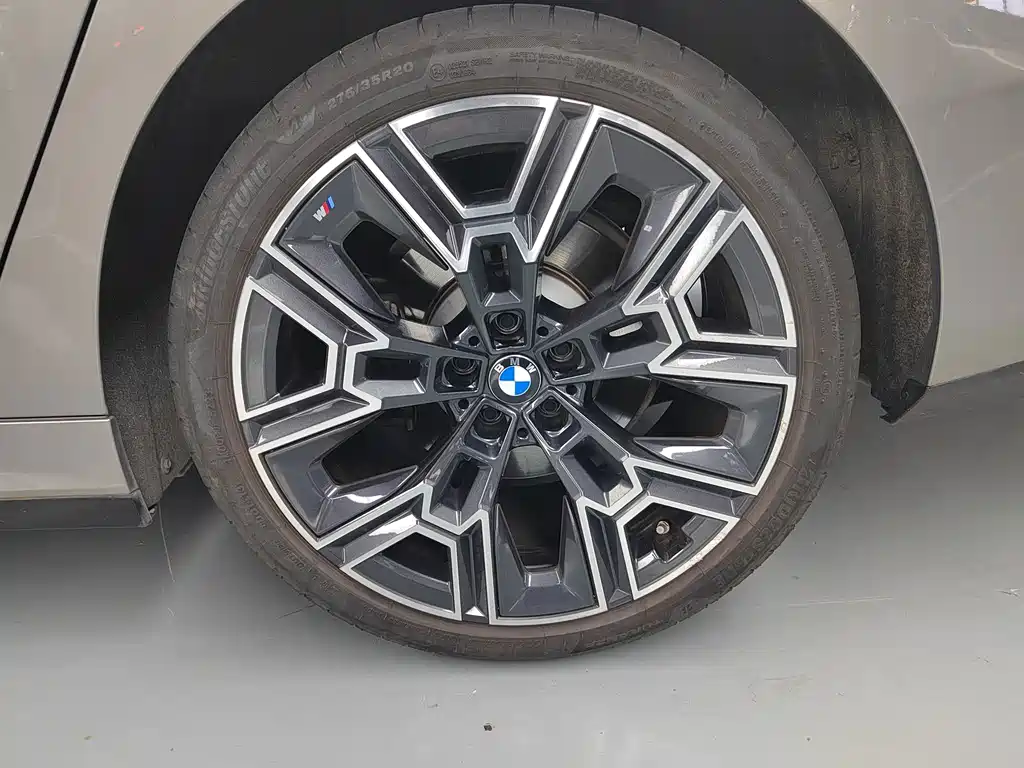 BMW 5 Series — миниатюра 13