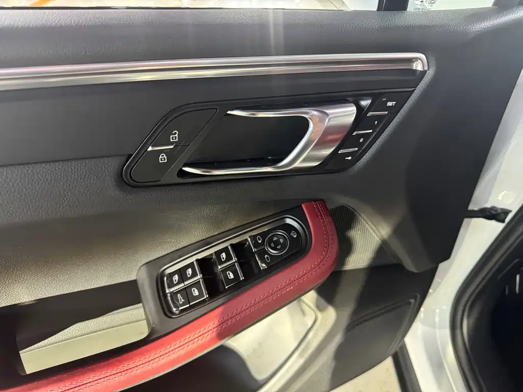 Porsche Macan — миниатюра 6