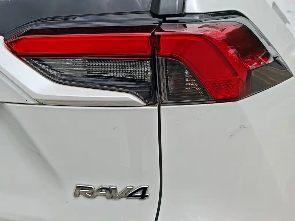 Toyota RAV4 — миниатюра 9