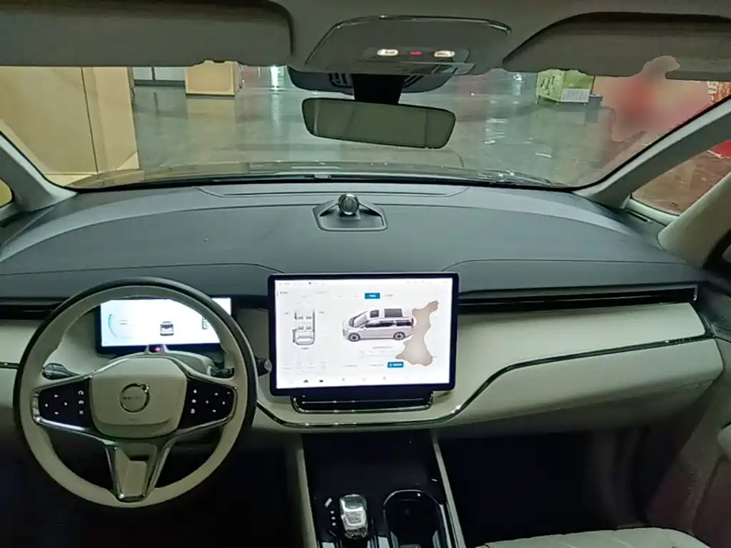 Volvo EM90 2025 Ultra мест