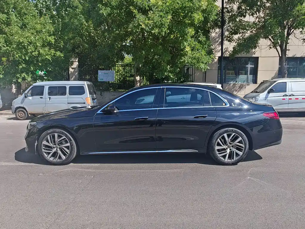 Mercedes-Benz E-Class — миниатюра 7