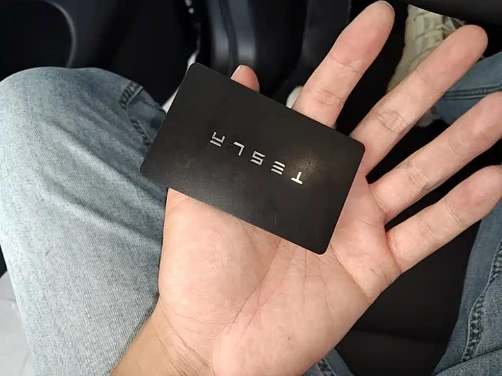 Tesla Model Y — миниатюра 9