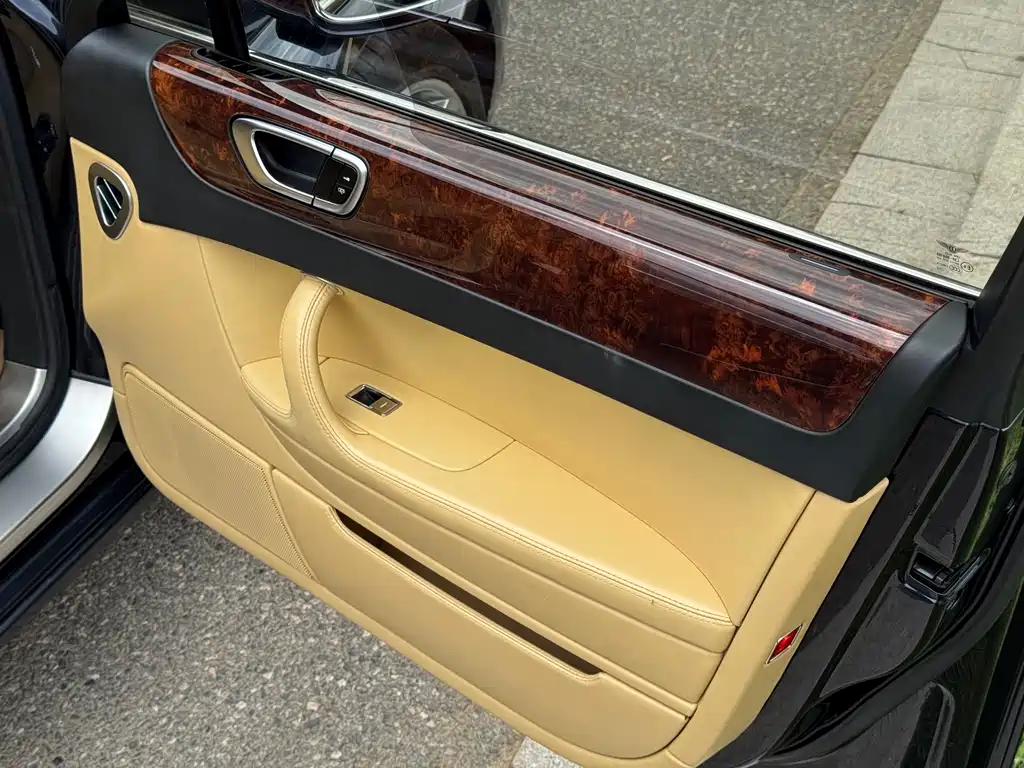 Bentley Flying Spur — миниатюра 23