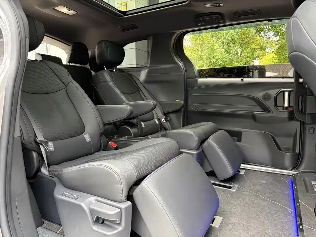 Toyota Sienna — миниатюра 14
