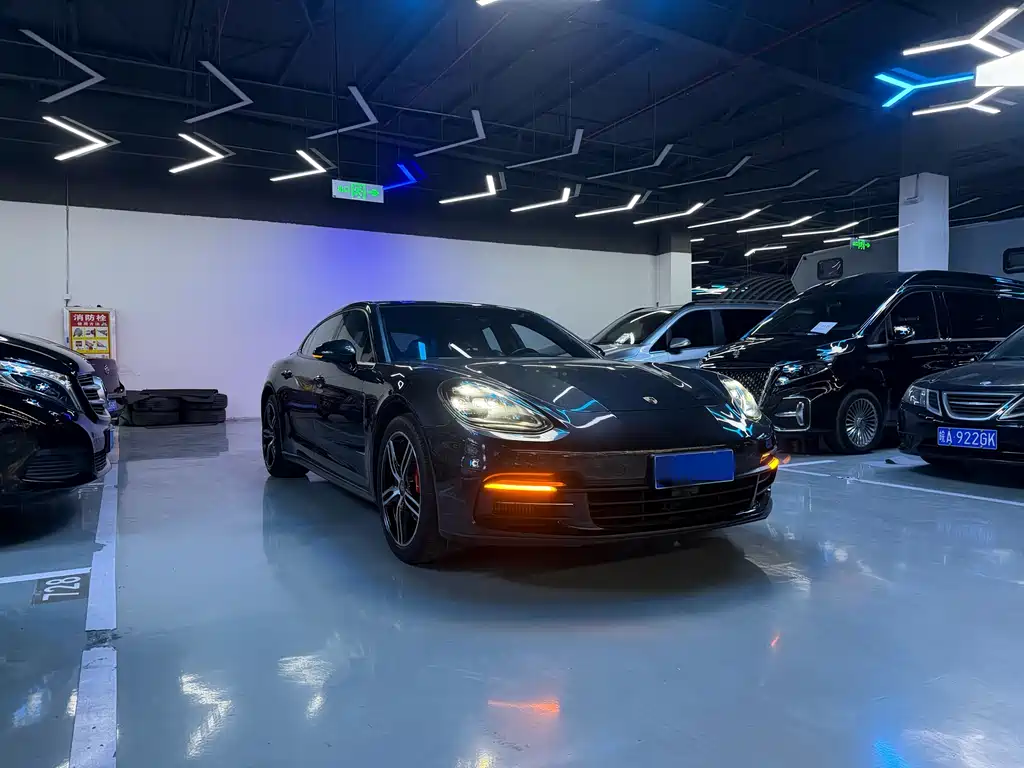 PORSCHE PANAMERA