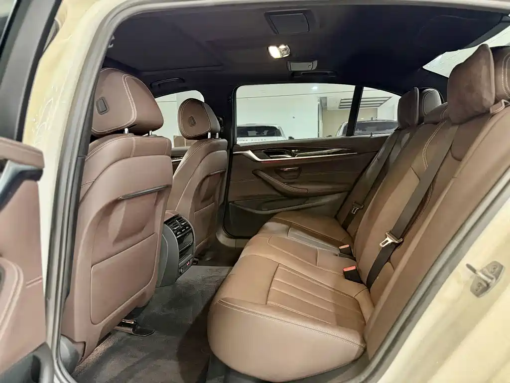 BMW 5 Series — миниатюра 7