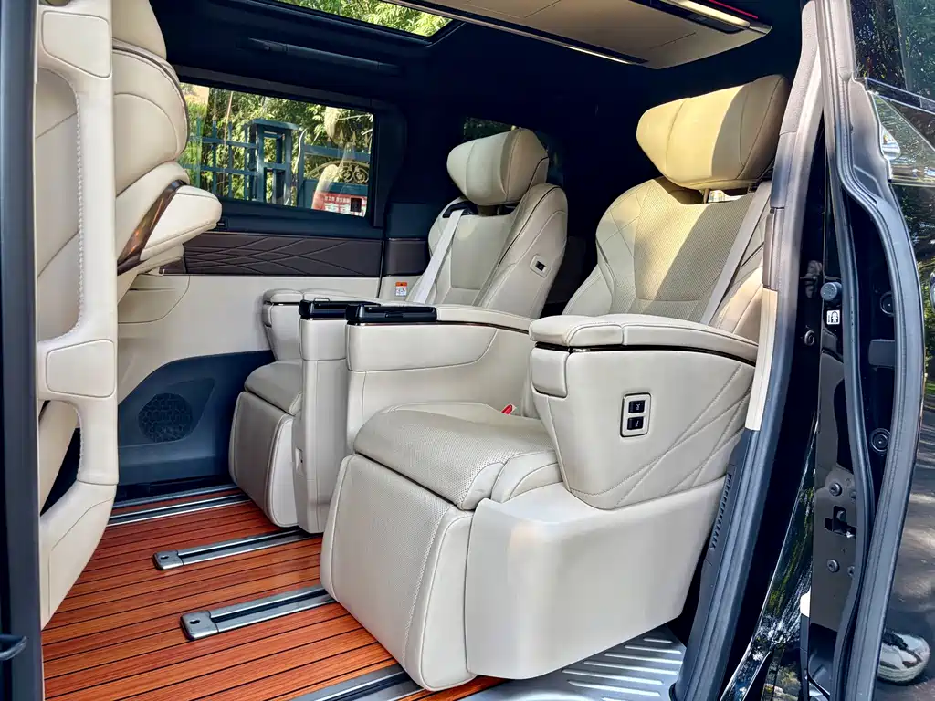 Toyota Alphard — миниатюра 8