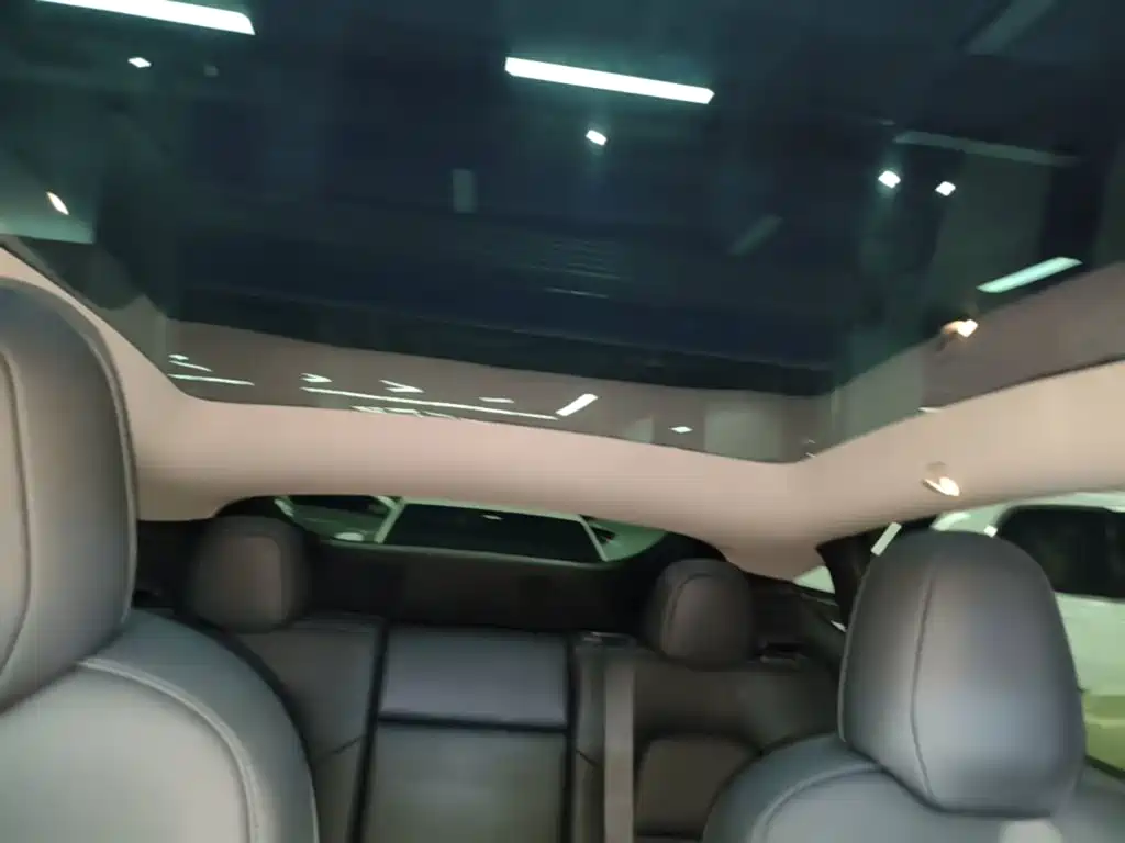 Tesla Model Y — миниатюра 18