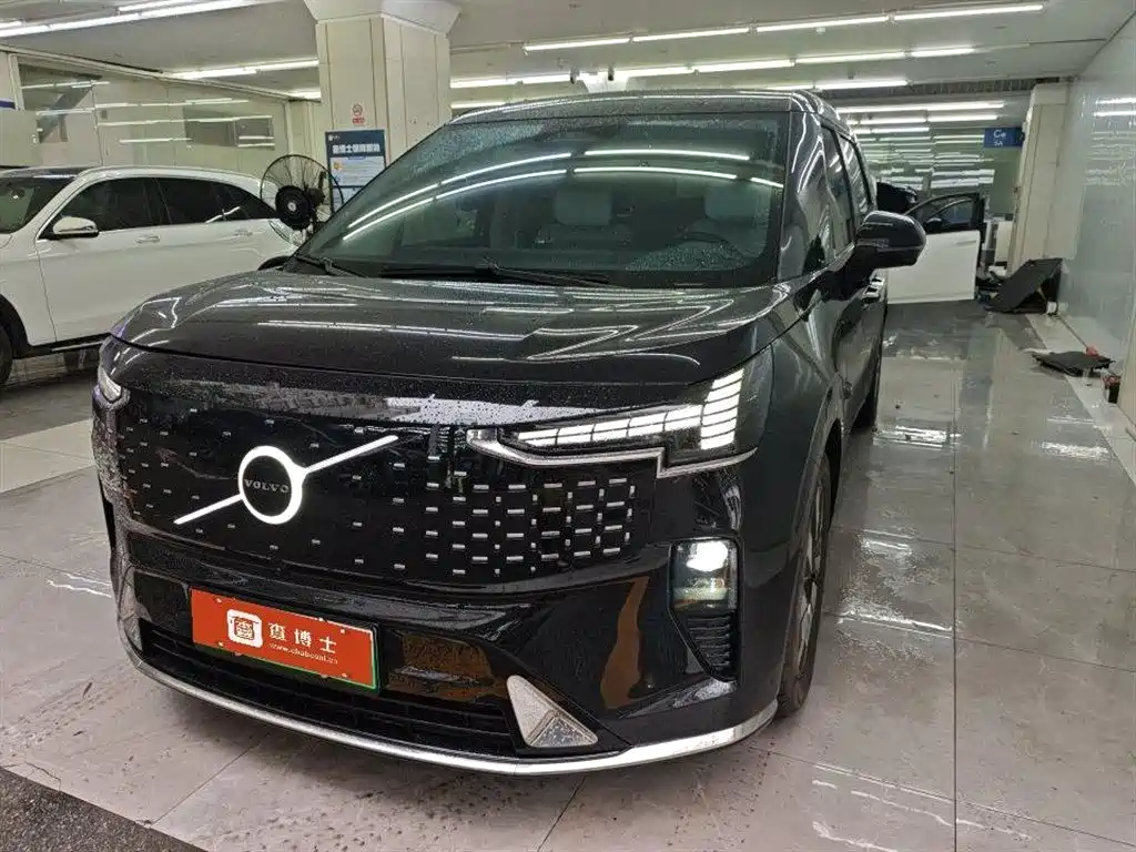 Volvo EM90 2025 Ultra мест