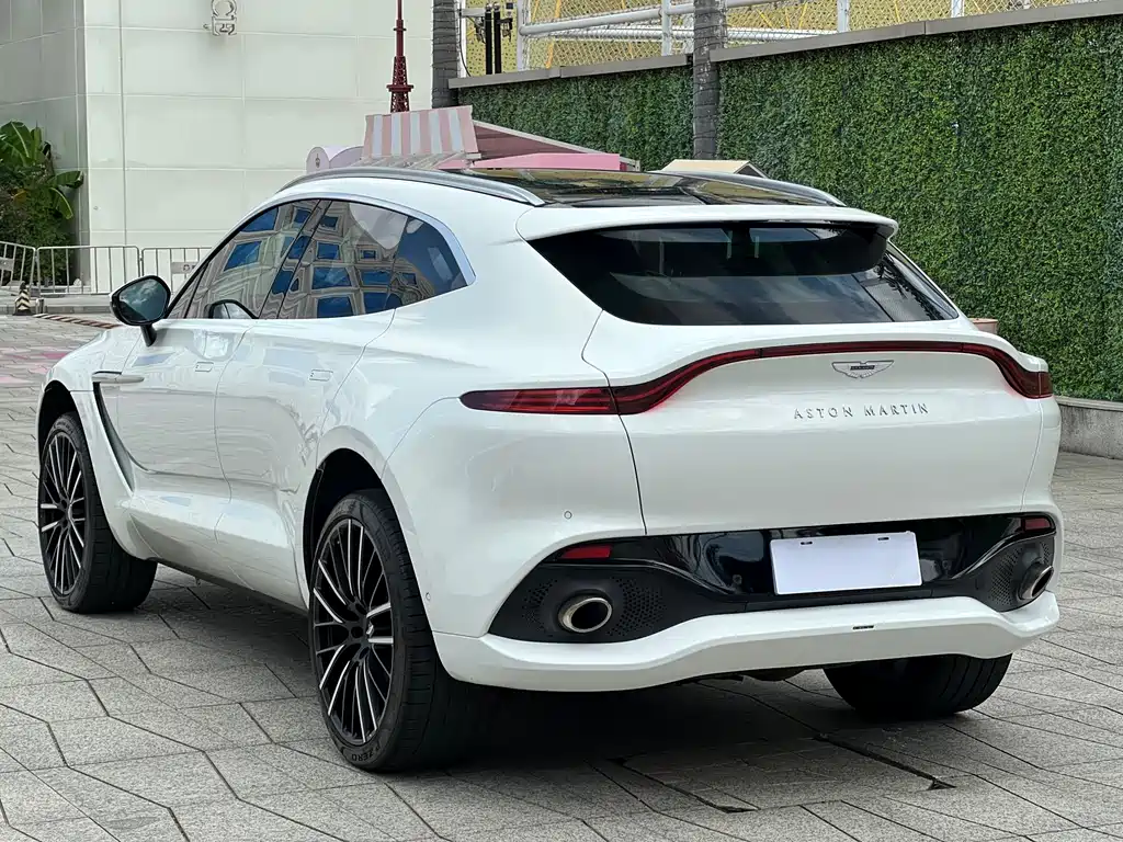 ASTON MARTIN DBX
