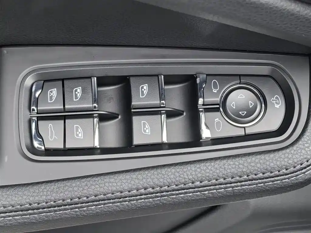 Porsche Macan — миниатюра 15