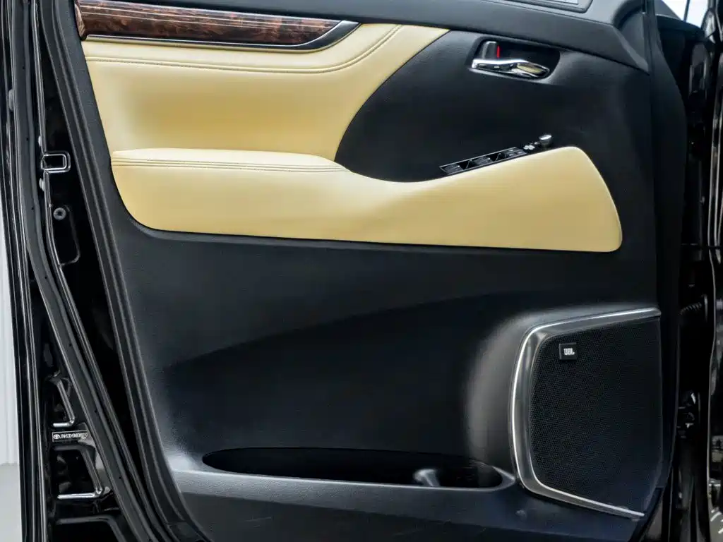 Toyota Alphard — миниатюра 21