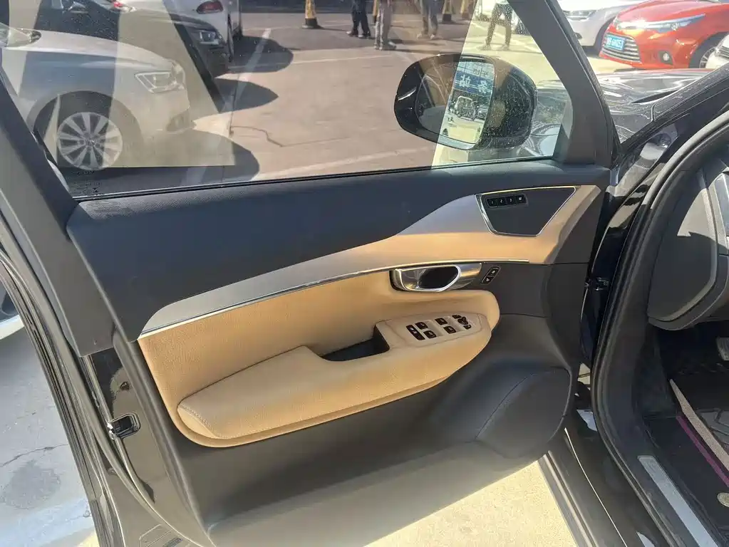 Volvo XC90 — миниатюра 10
