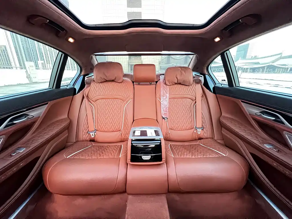 BMW 7 Series — миниатюра 9
