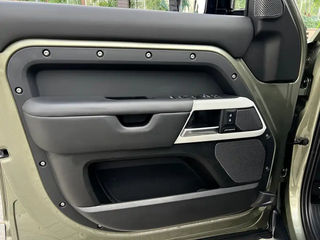 Land Rover Defender — миниатюра 20