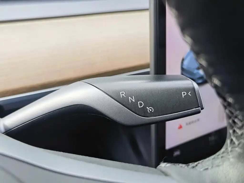 Tesla Model Y — миниатюра 12