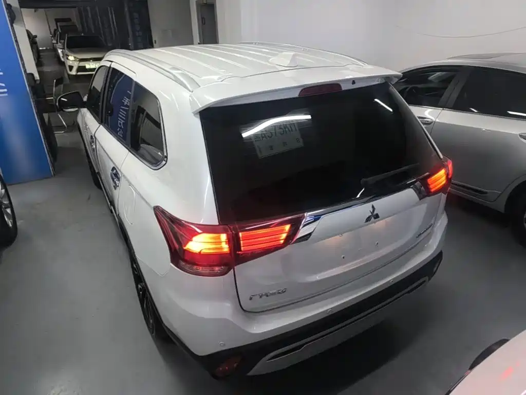 Mitsubishi Outlander — миниатюра 5