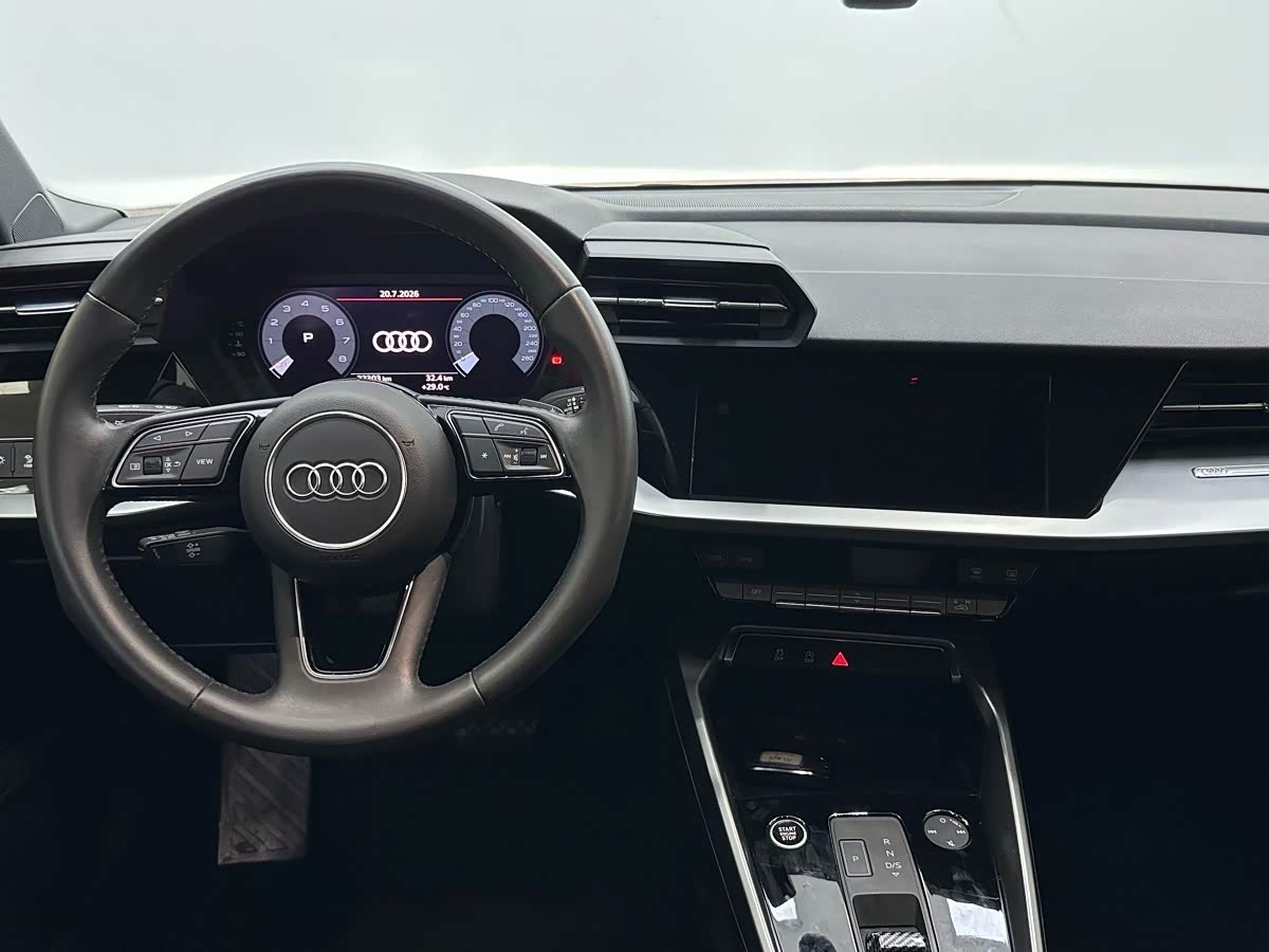 Audi A3 1.4 л 2022 г. Серебристо-серый, пробег 22000 км