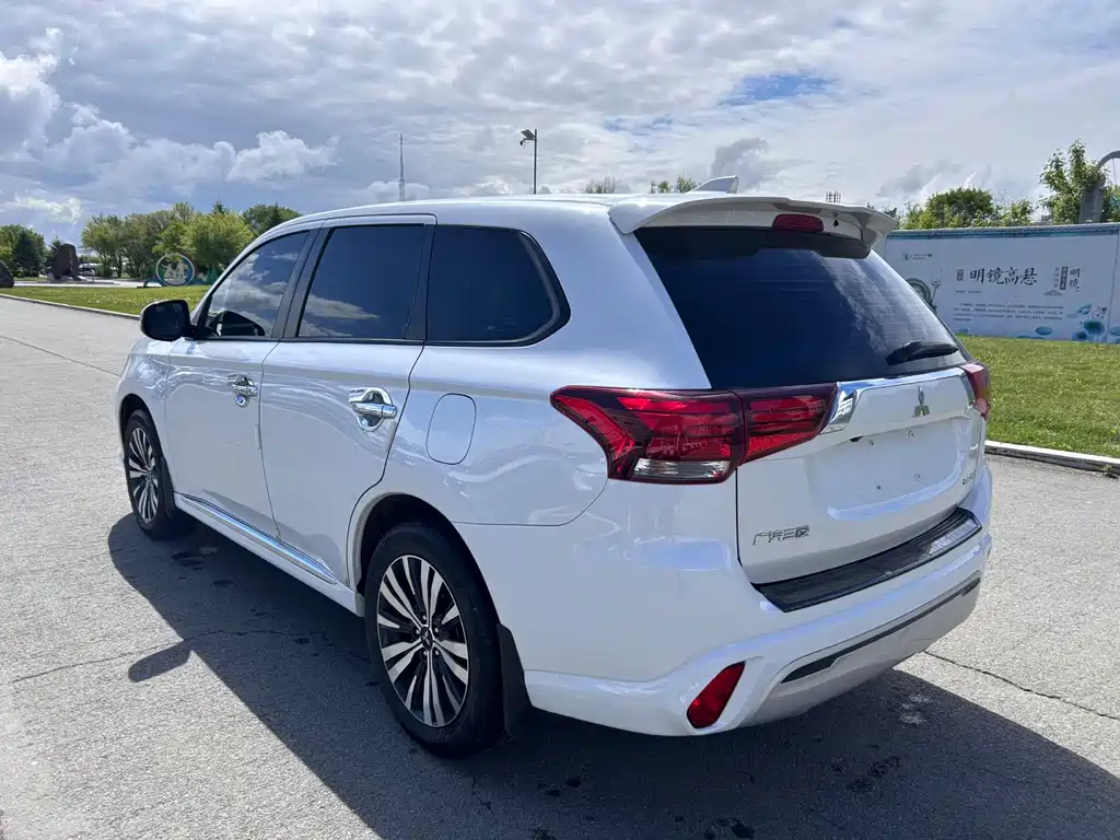 Mitsubishi Outlander — миниатюра 12